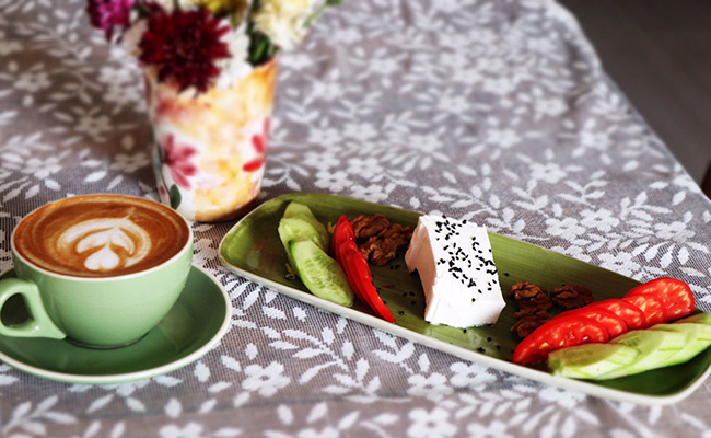 صبحانه کتایون در کافه آنسو
